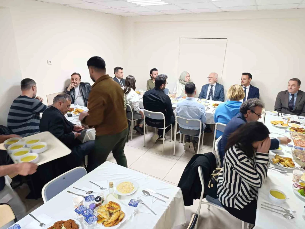 Eskişehir İl Sağlık Müdürü Bildirici, hastane personeliyle iftar yapmayı sürdürüyor