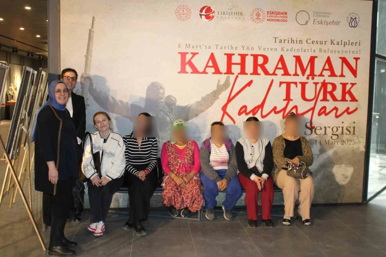 Eskişehir'de kadın yükümlüler ’Kahraman Türk Kadınları Sergisi’ni inceledi