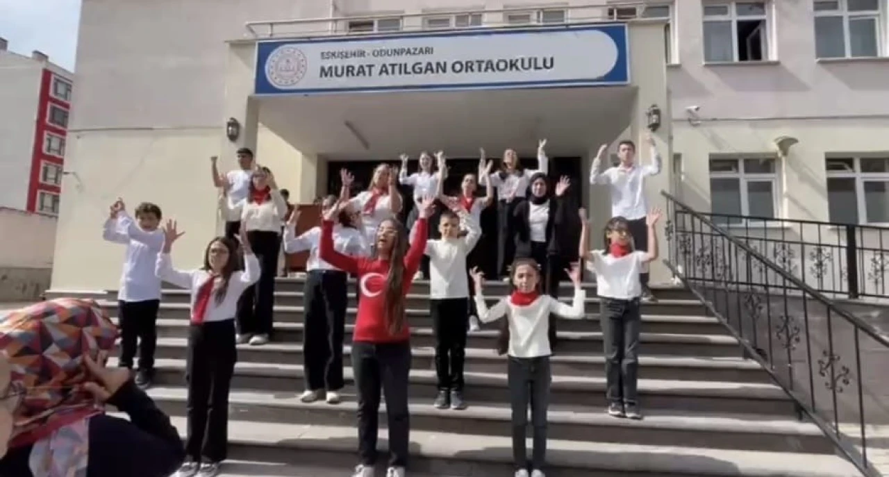 Eskişehir'de öğrenciler İstiklal Marşı’nı işaret diliyle okudu