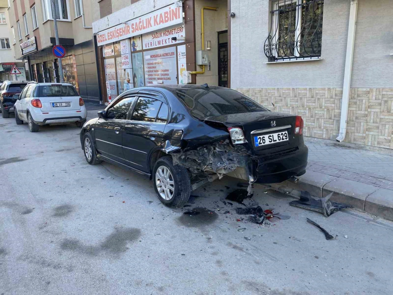 Eskişehir'de park halindeki araca arkadan çarptı