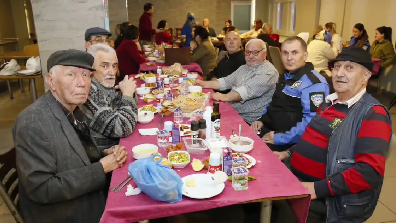 Polis Ekipleri Huzurevinde Yaşlılarla İftar Sofrasını Paylaştı