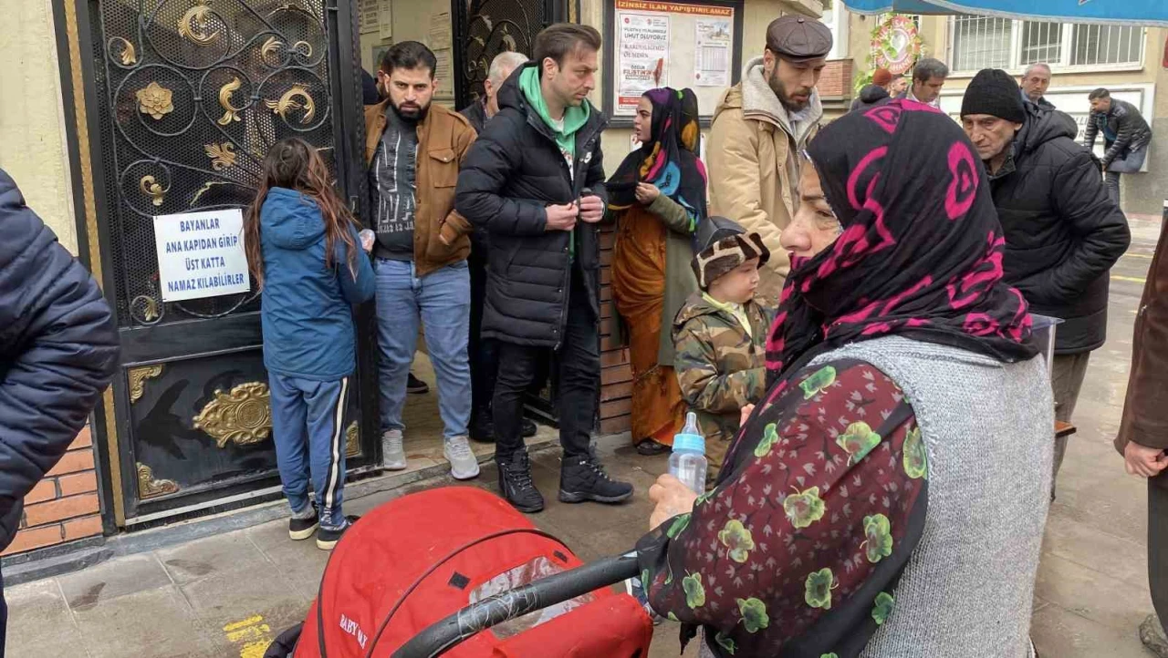 Eskişehir'de Yasaklara Rağmen Camilerin Önünde Dilenmeye Devam Ediliyor