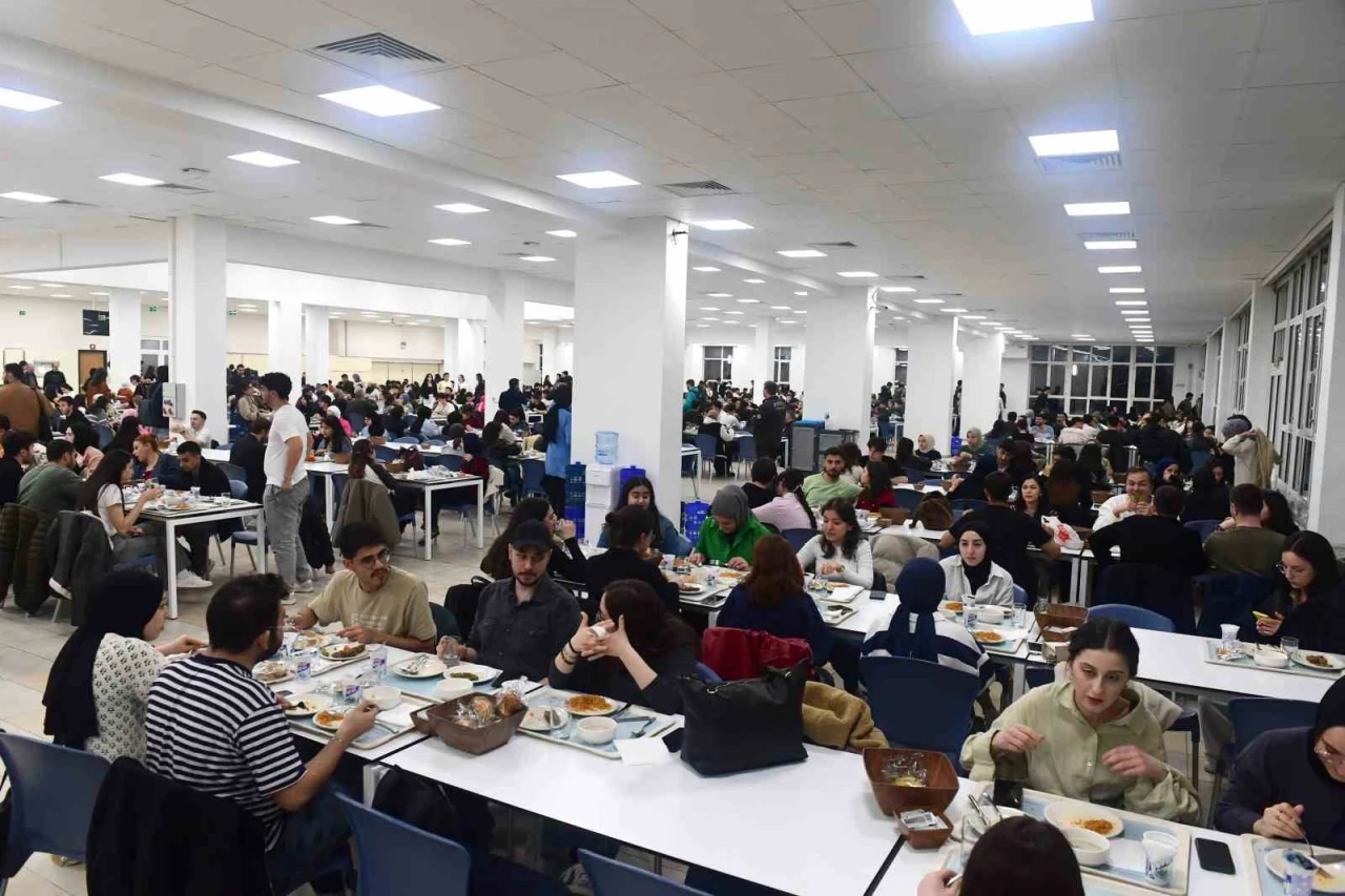 Anadolu Üniversitesi Rektörü, öğrencileriyle iftarda bir araya geldi ve destek sözü verdi