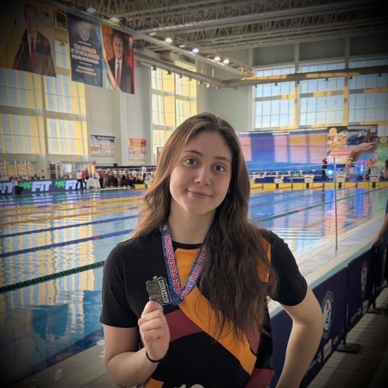 Eskişehirli Genç Sporcu Sudem Deniz, Uluslararası Yüzme Yarışmasında Şampiyon Oldu