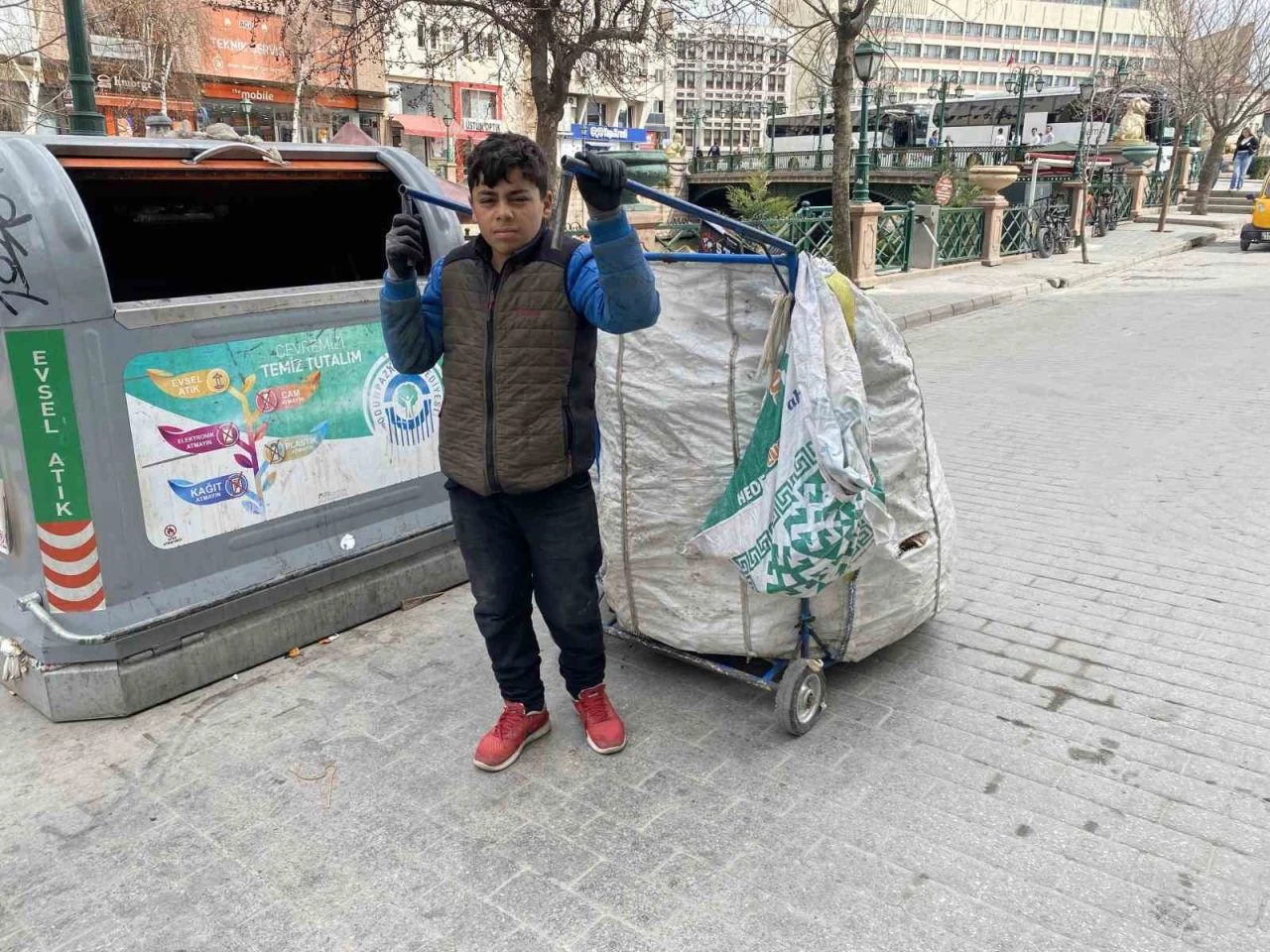 13 Yaşındaki Hasan'ın Kardeşlerine Destek Olma Mücadelesi