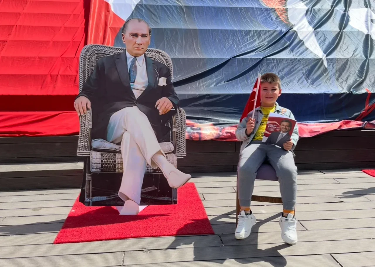 İyi Parti 23 Nisan’da çocuklara boyama kitabı dağıttı