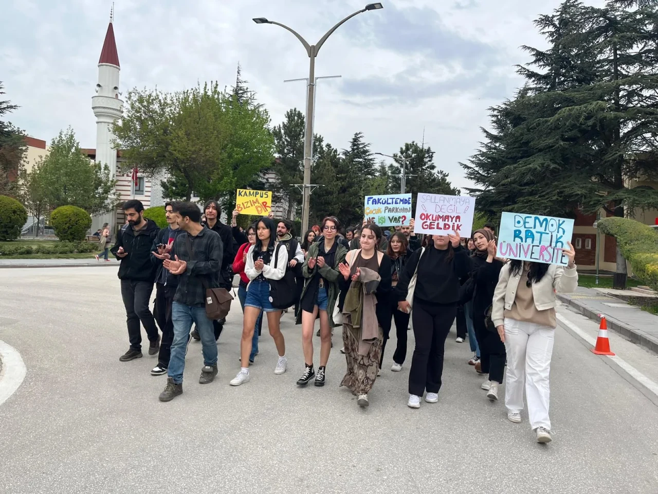 Anadolu Üniversitesi öğrencileri: "Sallanmaya değil, okumaya geldik!"