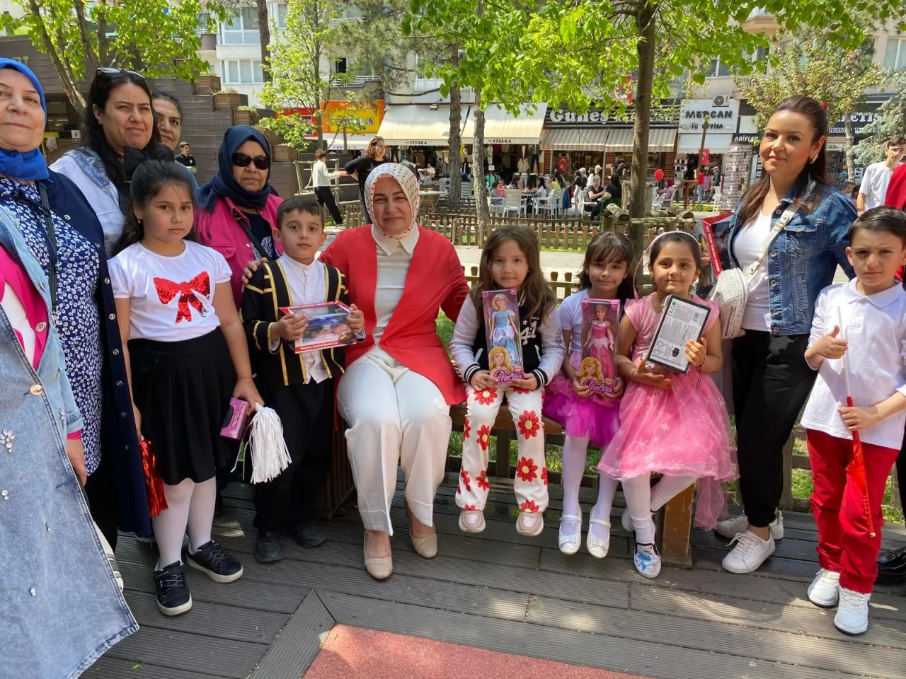 AK Parti Eskişehir Kadın Kolları’ndan 23 Nisan’da 250 çocuğa oyuncak