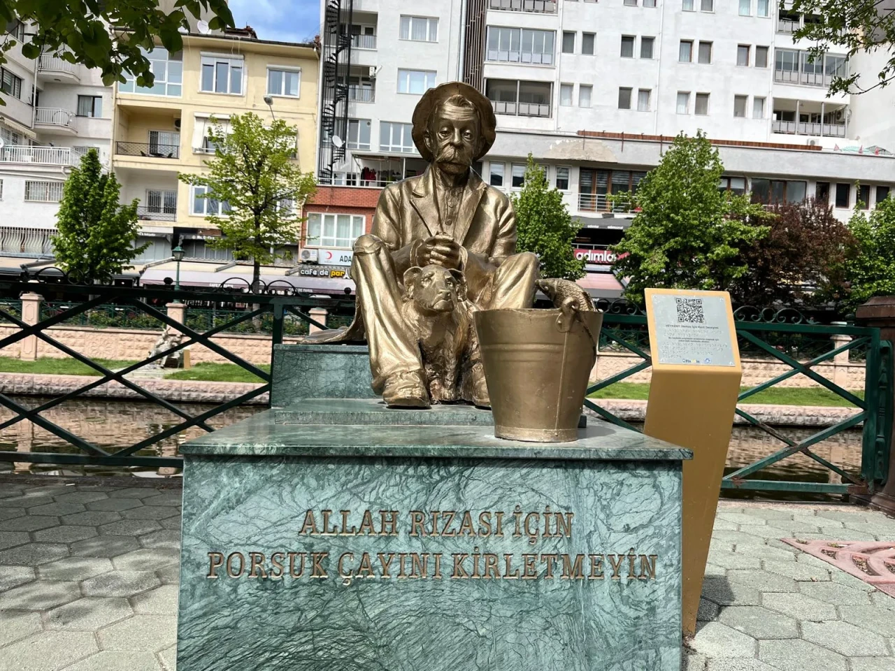 Üzerindeki " Allah rızası için kirletmeyin" yazısına aldırmadan çöplüğe çevirdiler