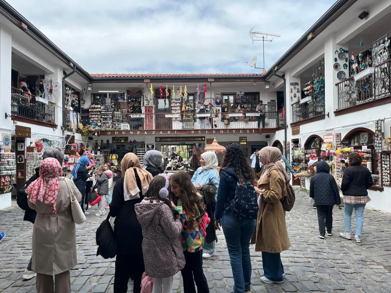 Atlıhan Çarşısı’nda turist yoğunluğu: “Burası tam bir hazine”