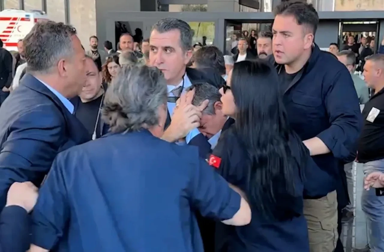 Özgür Özel’e AKM çıkışında saldırıya uğradı