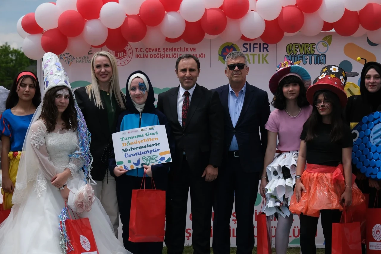 Eskişehir’de Çevre Haftası coşkuyla kutlandı: Öğrenciler defile yaptı