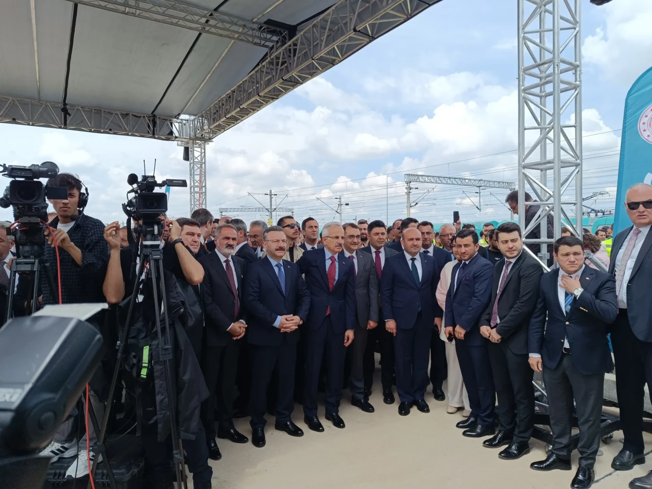 Milli Ulaşımda Tarihi Gün: TÜRAŞAŞ’tan Yerli Üretim Lokomotif ve Vagon Teslimatı