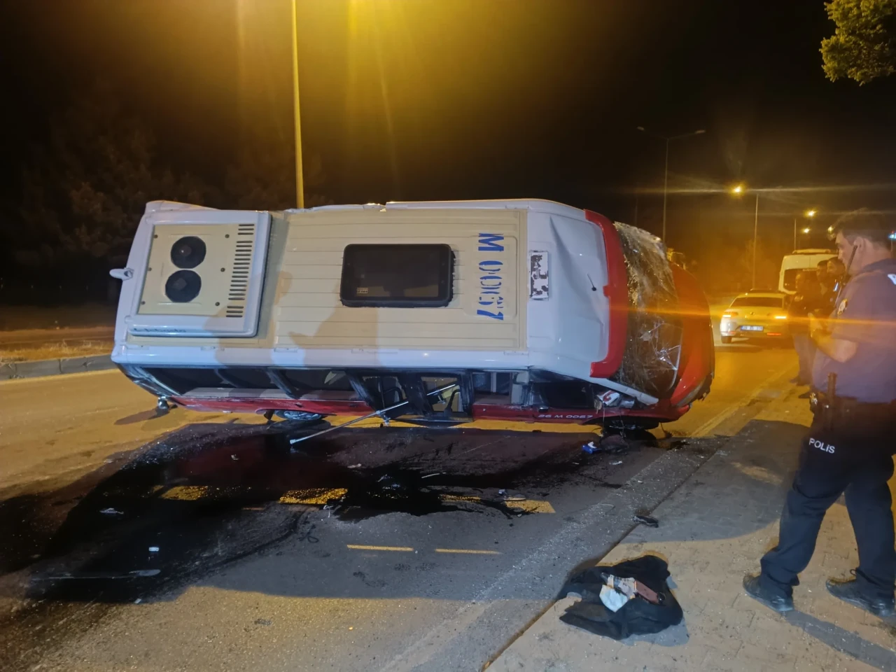 Takla Atan Minibüs Hurdaya Döndü: 1 Yaralı