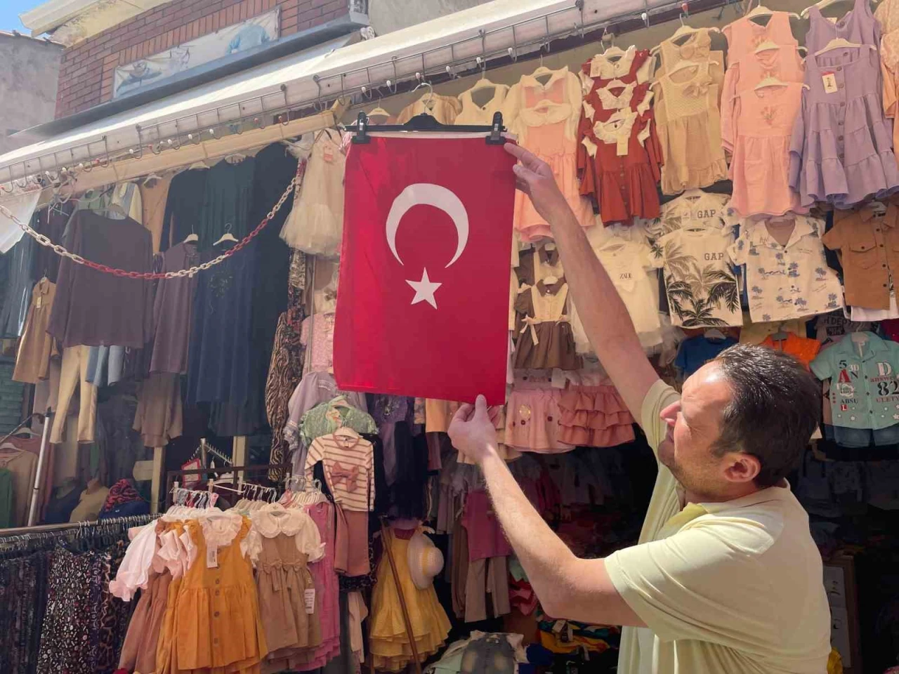 19 Mayıs’ta dükkânlar Türk bayraklarıyla donatıldı