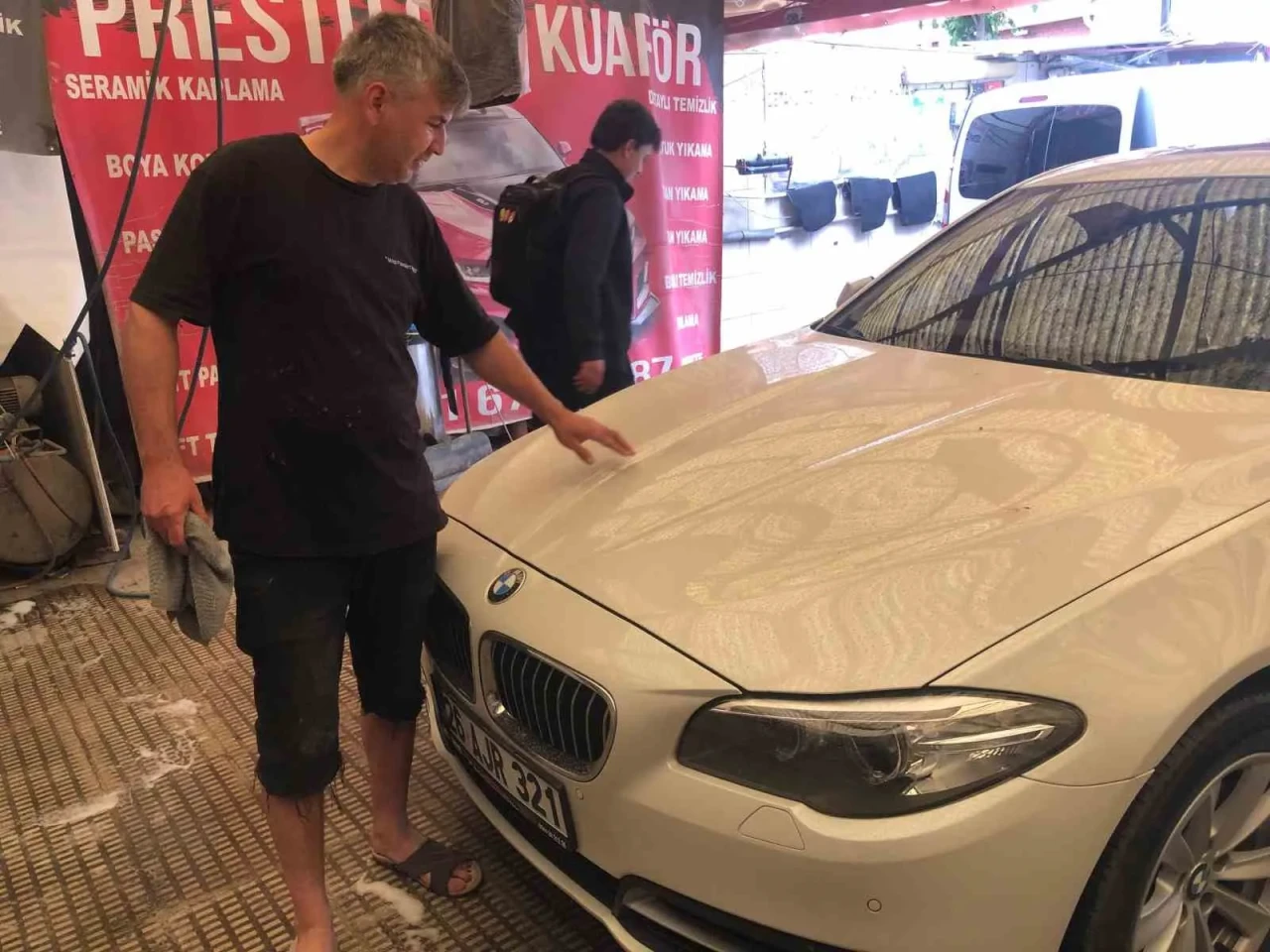 Toz taşınımı sonrası araçlar çamura bulandı