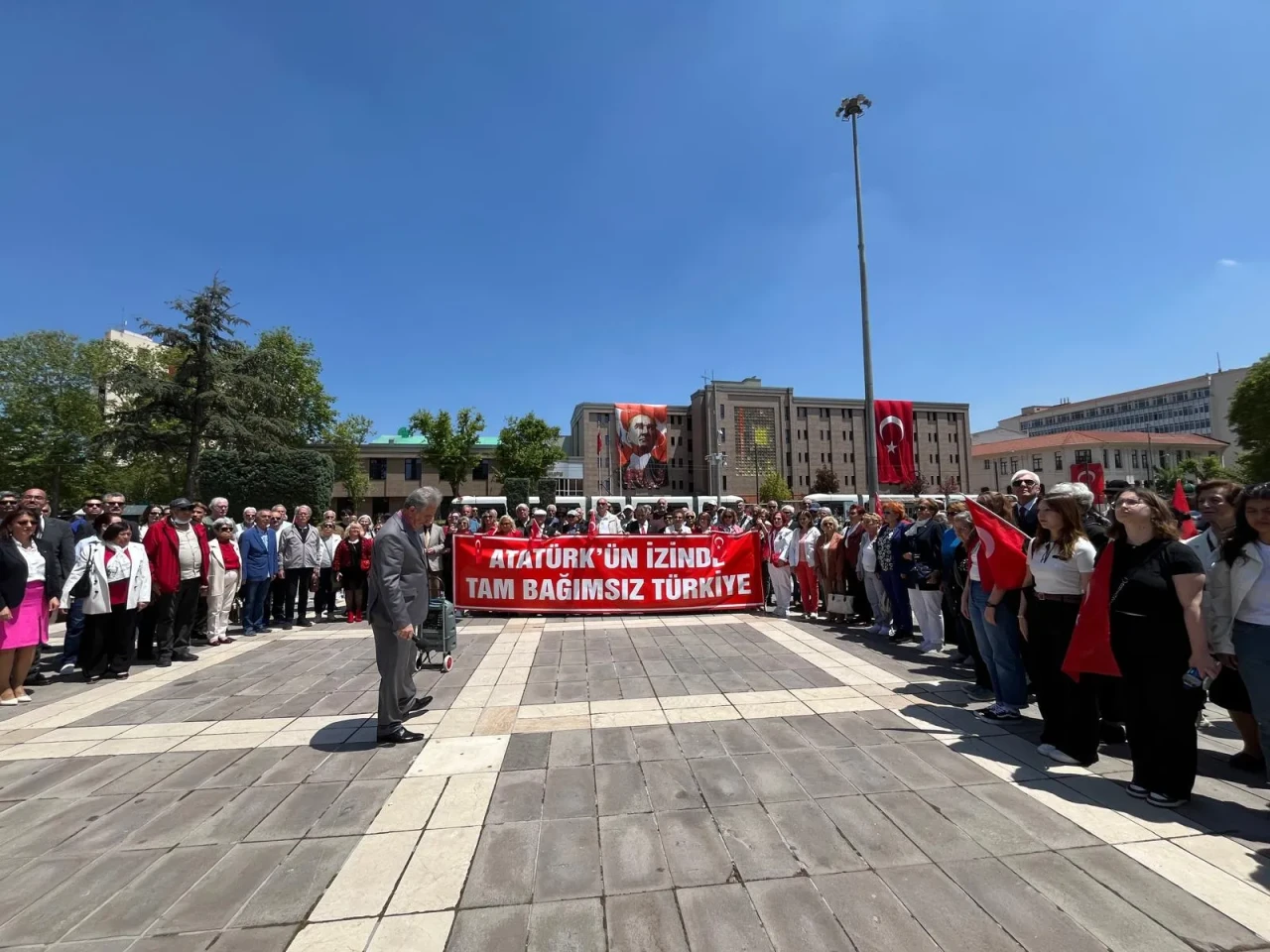 "Eskişehir'de 19 Mayıs Coşkusu: Çelenk Sunumu ve Anlamlı Mesajlar"