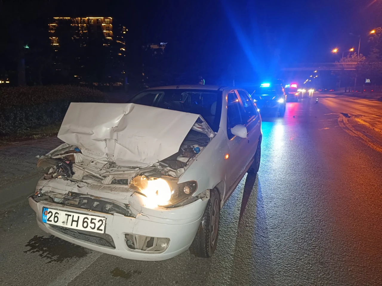 Eskişehir’de Tıra Arkadan Çarpan Otomobilin Sürücüsü Yaralandı