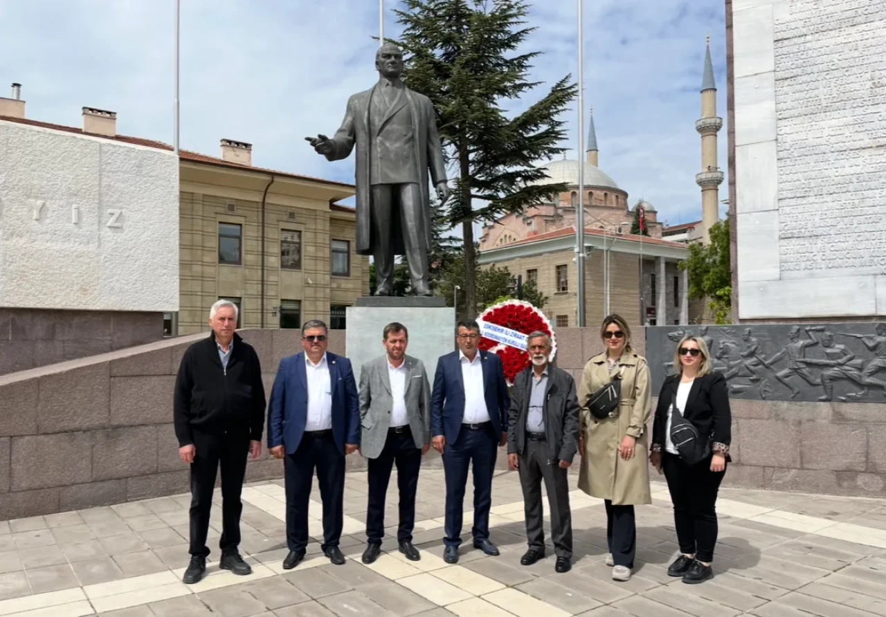 Çiftçiler alın teriyle üretmeye devam ediyor
