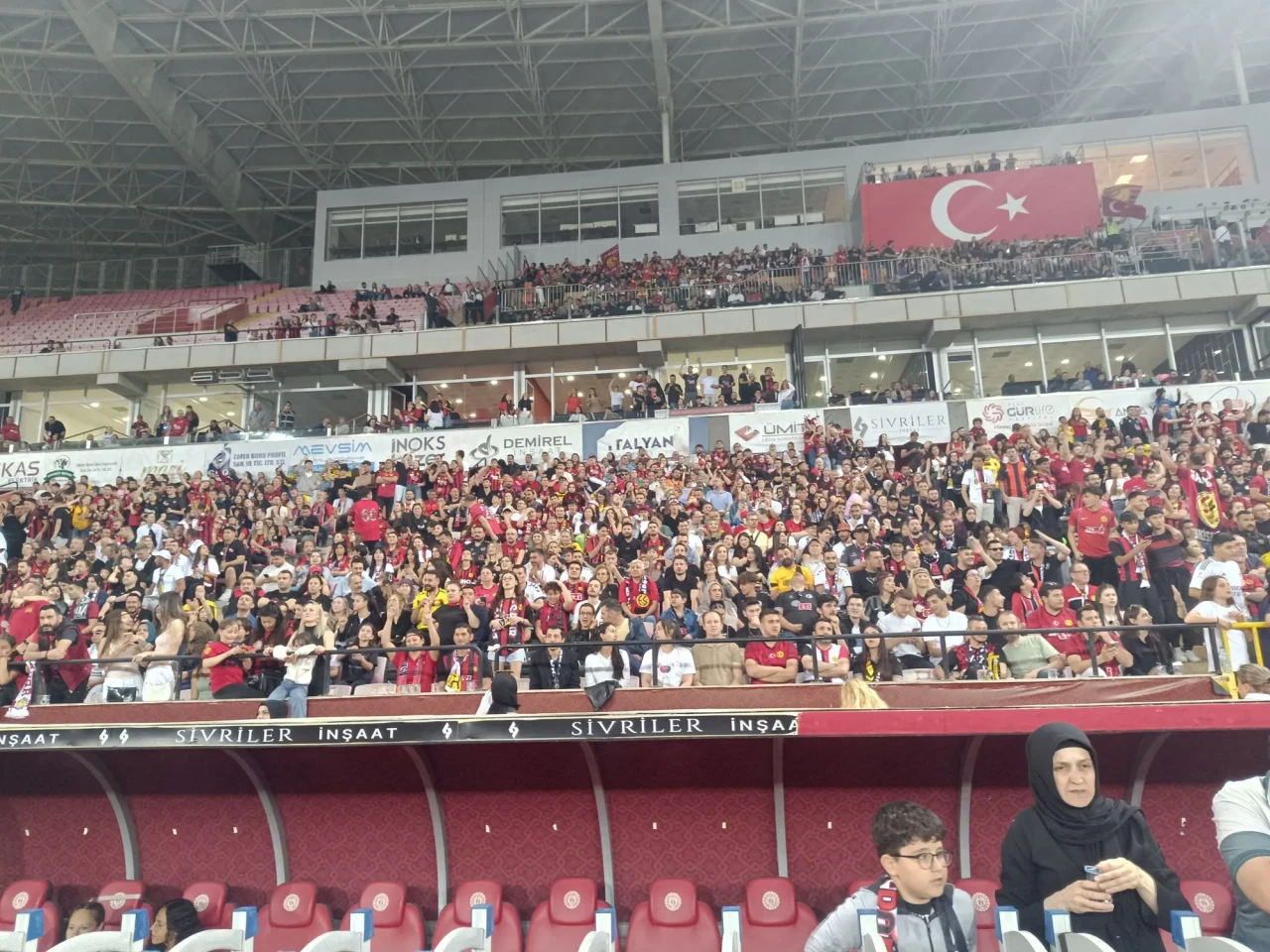 Eskişehirspor Şampiyonluğu Kutladı: Statta Siyah-Kırmızı Coşku