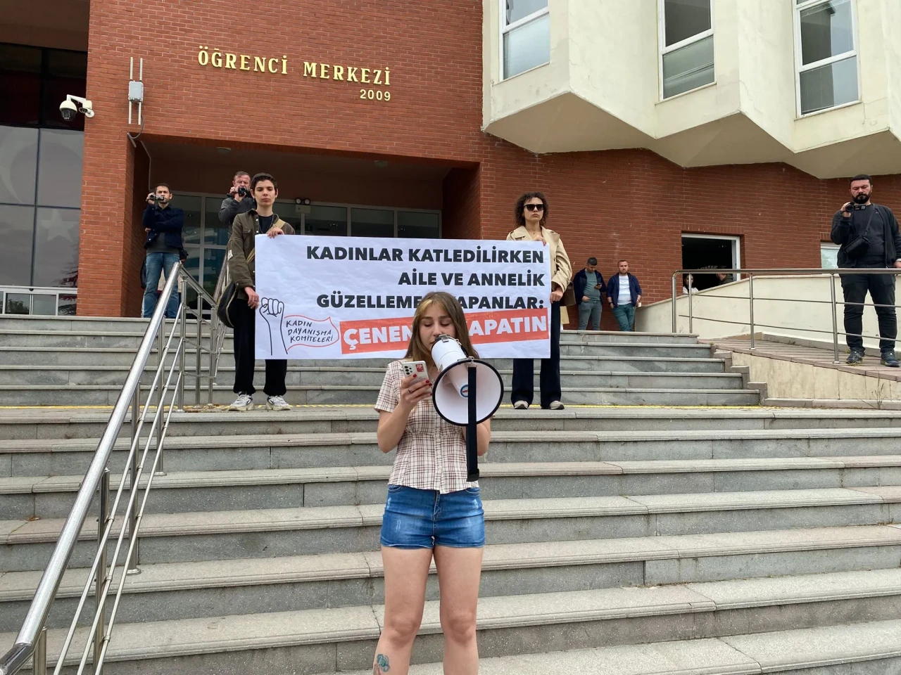 Öğrencilerden sert tepki: "Anadolu Üniversitesi'nde Aile Sempozyumu yapacağınıza kadınların nasıl öldürüldüğünün hesabını verin"