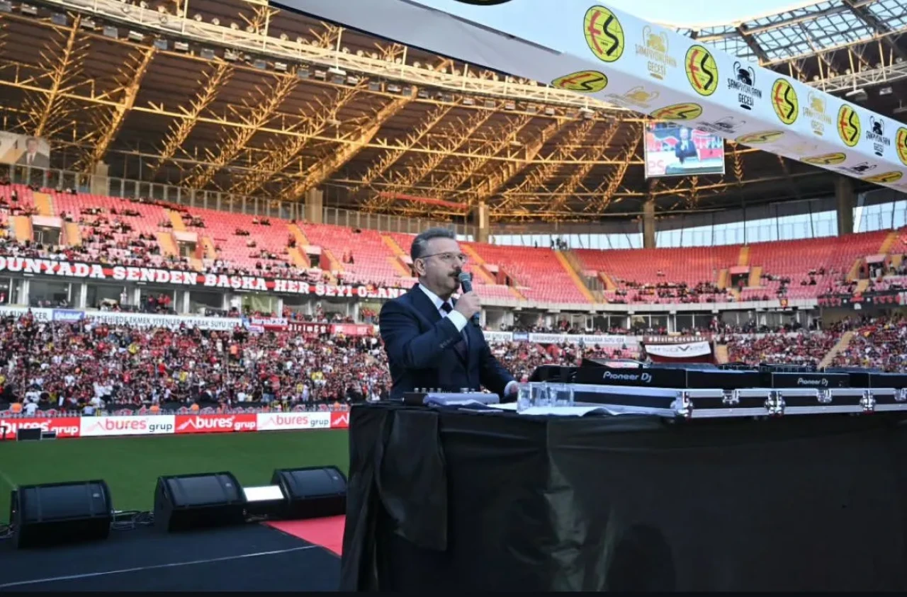 Vali Hüseyin Aksoy: “Eskişehirspor, Anadolu’ya rol model bir kulüptür”