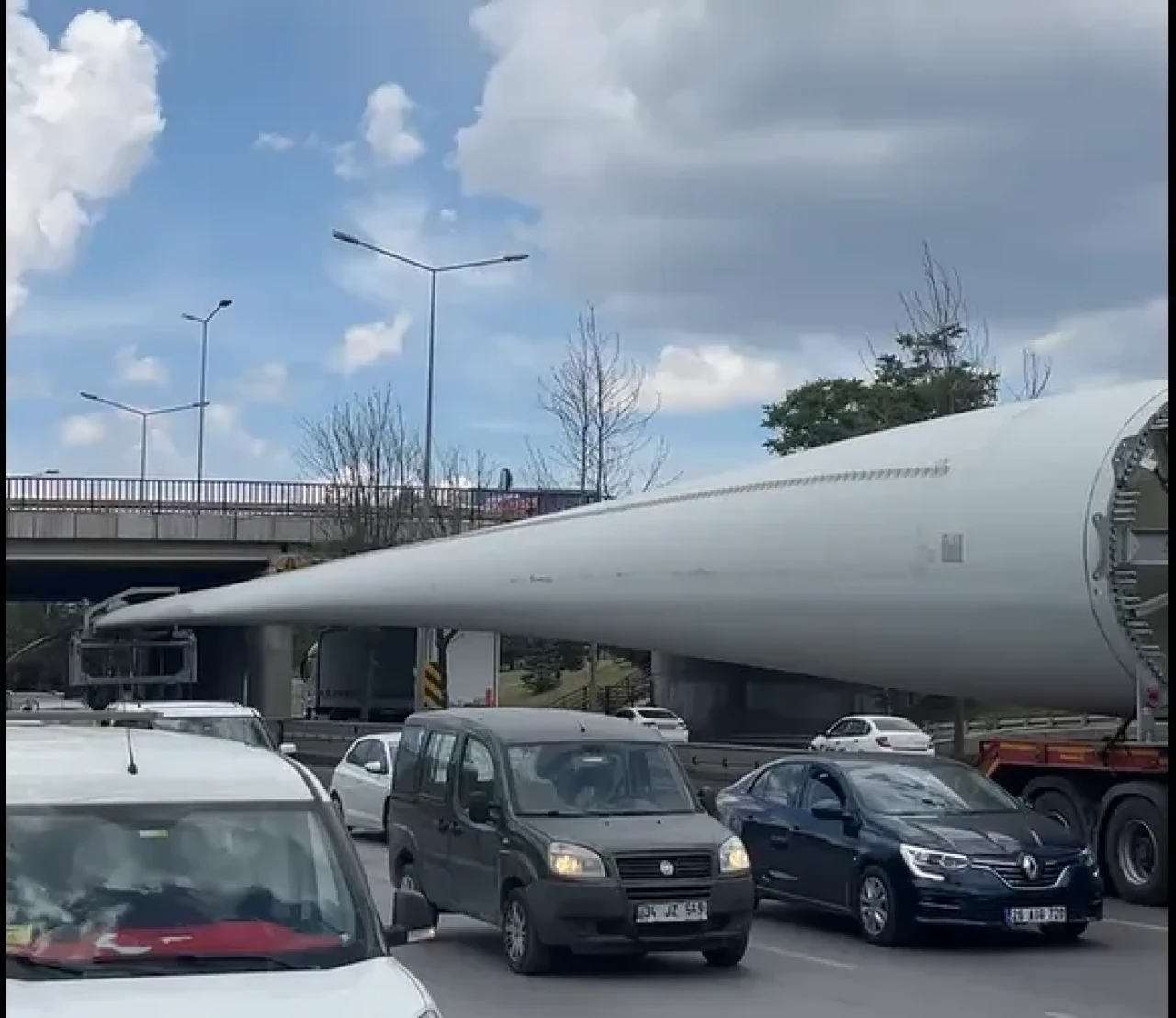 Rüzgâr Türbini Kanadı Baksan Köprüsü’ne Sıkıştı