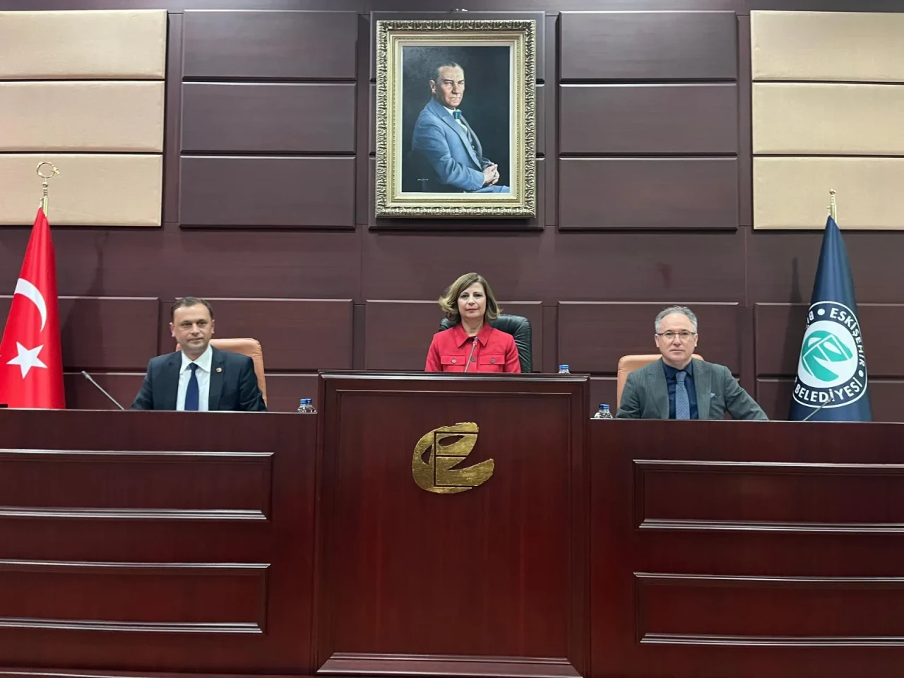 "Borçlanma Yetkisi Polemiği: ‘Paramız Varsa Neden Kredi Talebi Var?’"