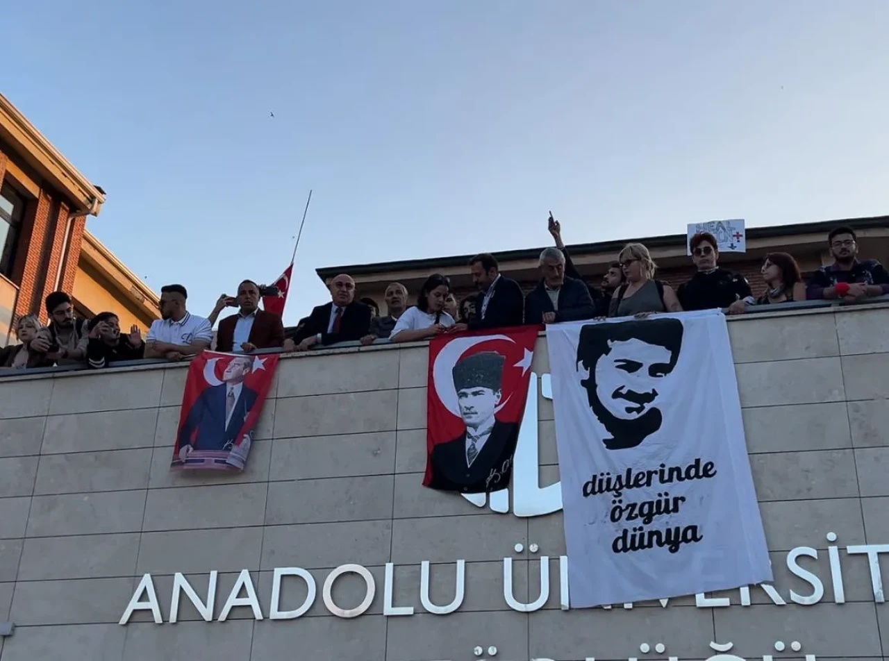 Mahmut Tanal’dan rektörlüğe sert tepki: “Bayrağı ben asarım”