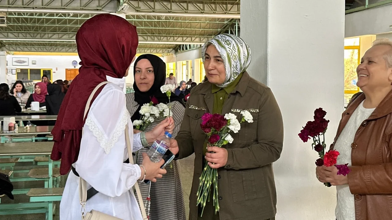 AK Parti Eskişehir Kollarından işçi kadınlara 1 Mayıs karanfili