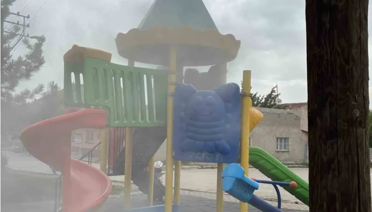 Çocukların oyun parkında yaktığı ateş vatandaşlar tarafından söndürüldü