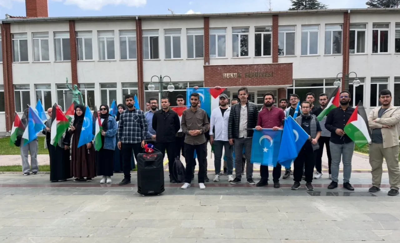 Anadolu Üniversitesi önünde Gazze ve Doğu Türkistan çağrısı