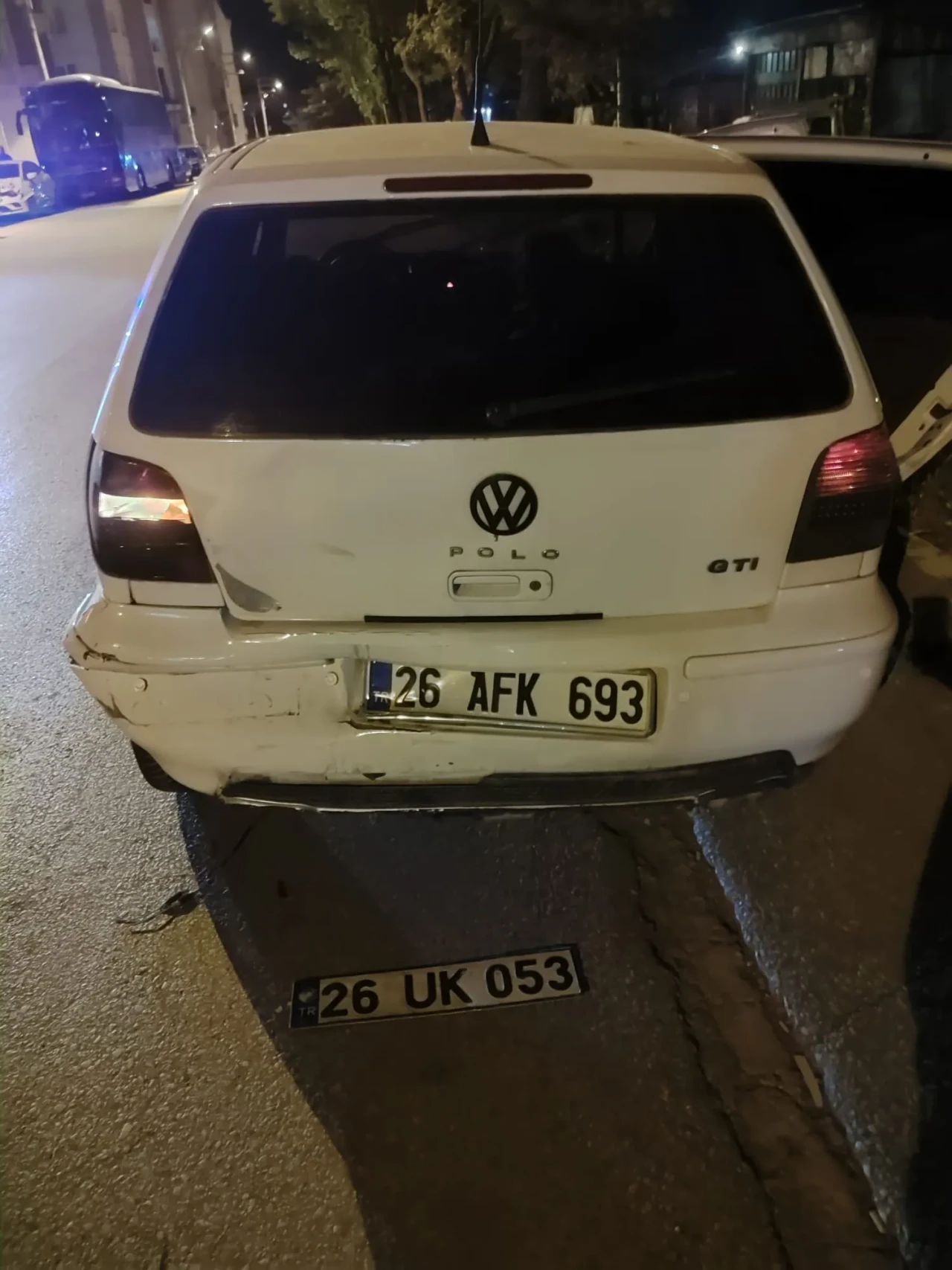 Erenköy’de plakası düşen araç kaza sonrası kaçtı