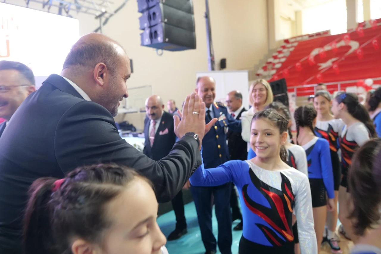 Eskişehir'de 19 Mayıs Kutlamaları: AK Parti'den Çelenk Sunumu ve Gençlik Vurgusu