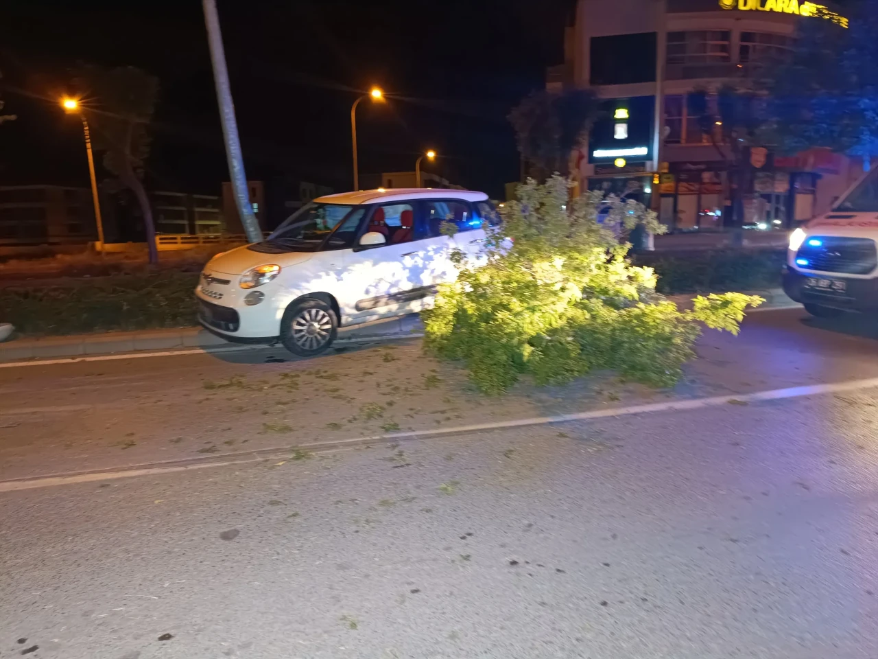 Süratli Otomobil Refüje Daldı: Sürücü Yaralıları Bırakıp Kaçtı