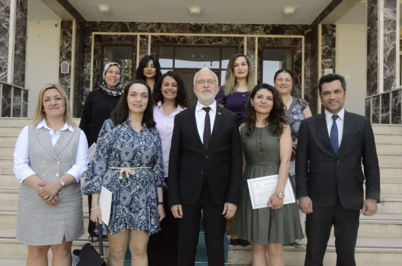 Ebeler, Sağlık Müdürü Doç. Dr. Yaşar Bildirici tarafından belgelerini aldılar