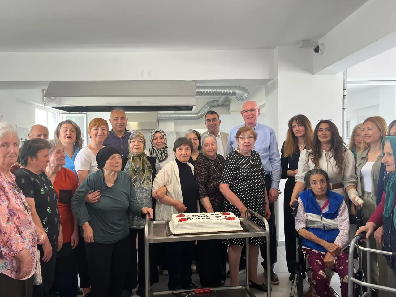 Kazım Kurt Anneler Günü’nü yaşlı bakım merkezinde kutladı