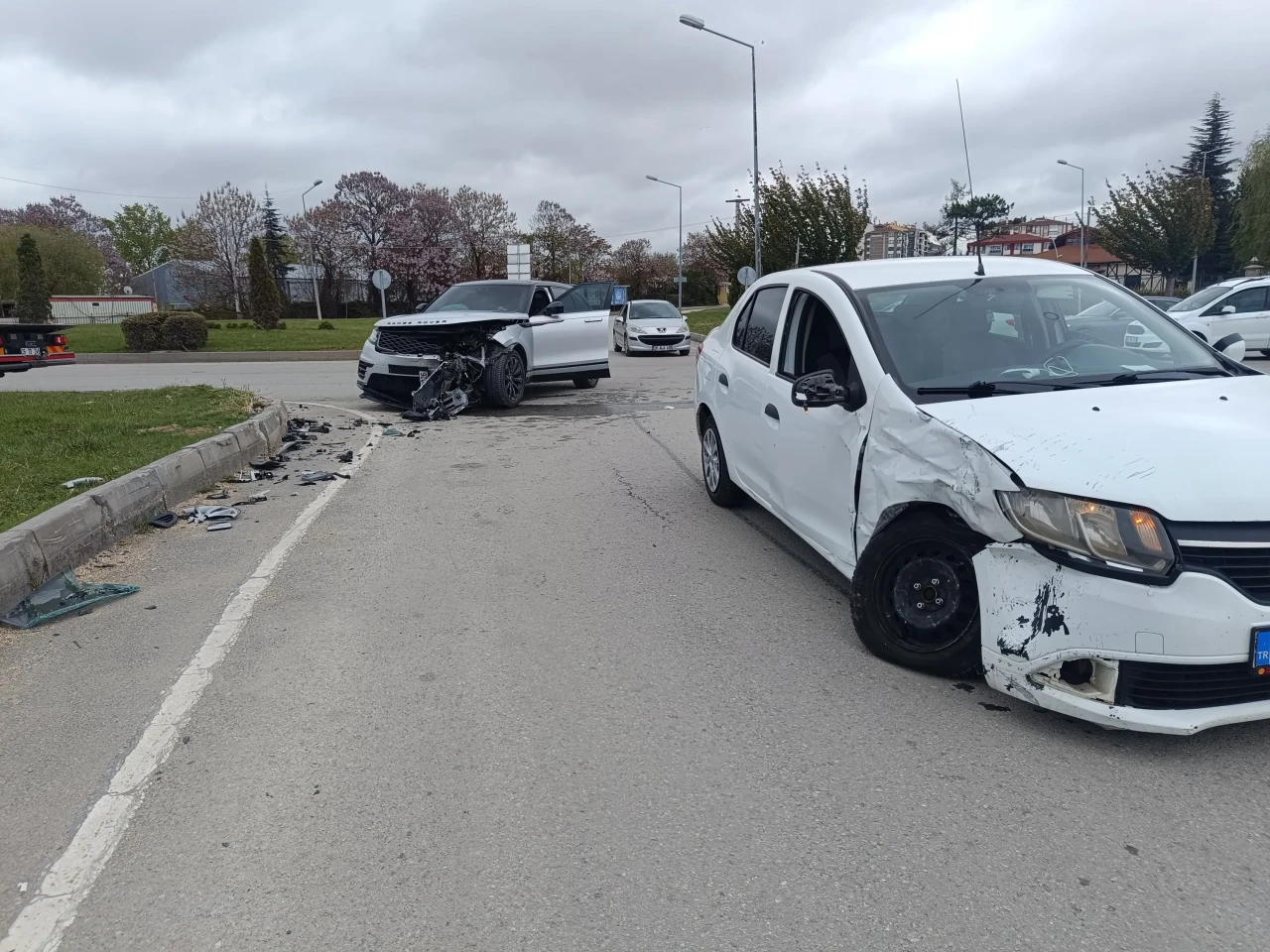 Eskişehir’de Kavşakta Kaza: 3 Kişi Yaralandı
