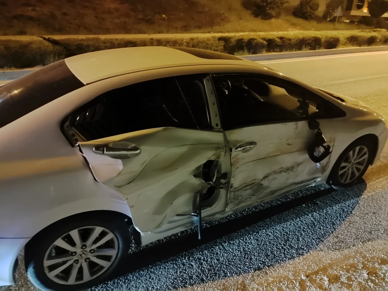 Virajı Alamayan Otomobil Maddi Kazaya Neden Oldu