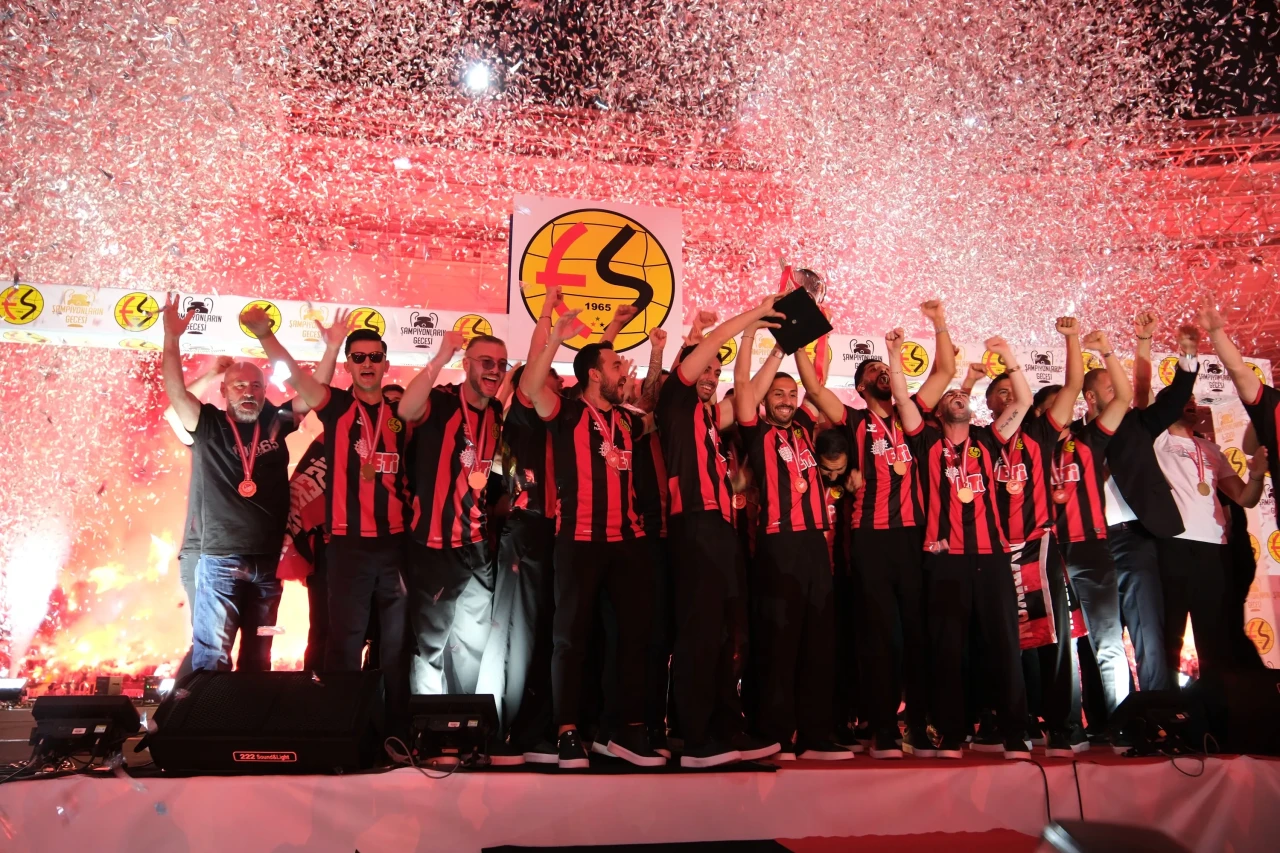 Eskişehirspor Kupayı Taraftarıyla Kaldırdı
