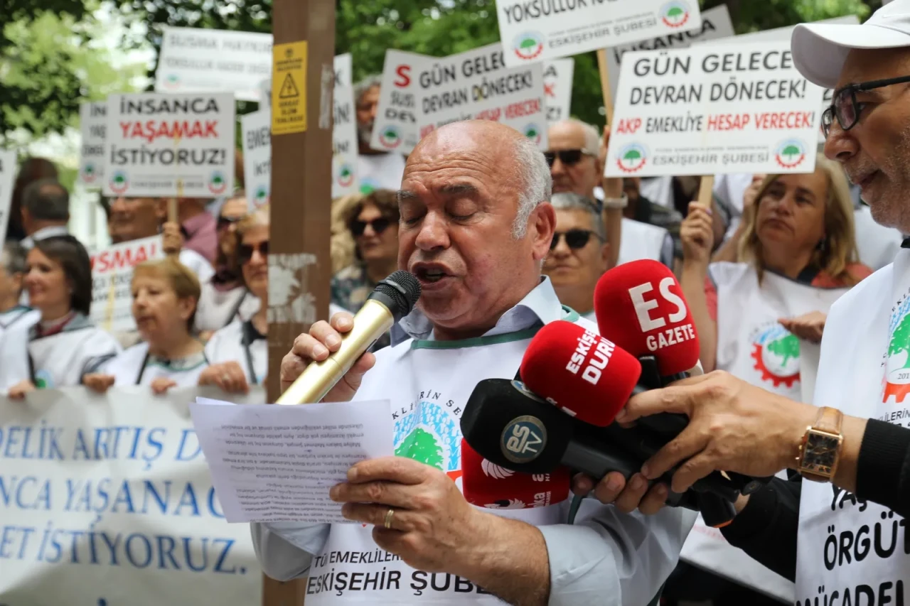 Eskişehir'de emekliler taleplerini yürüyerek duyurdu: "Bayram ikramiyesi en az 22 bin lira olmalı"