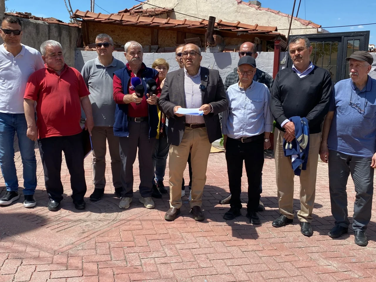 Dede Mahallesinde yıllardır çözülmeyen okul ve ulaşım krizi