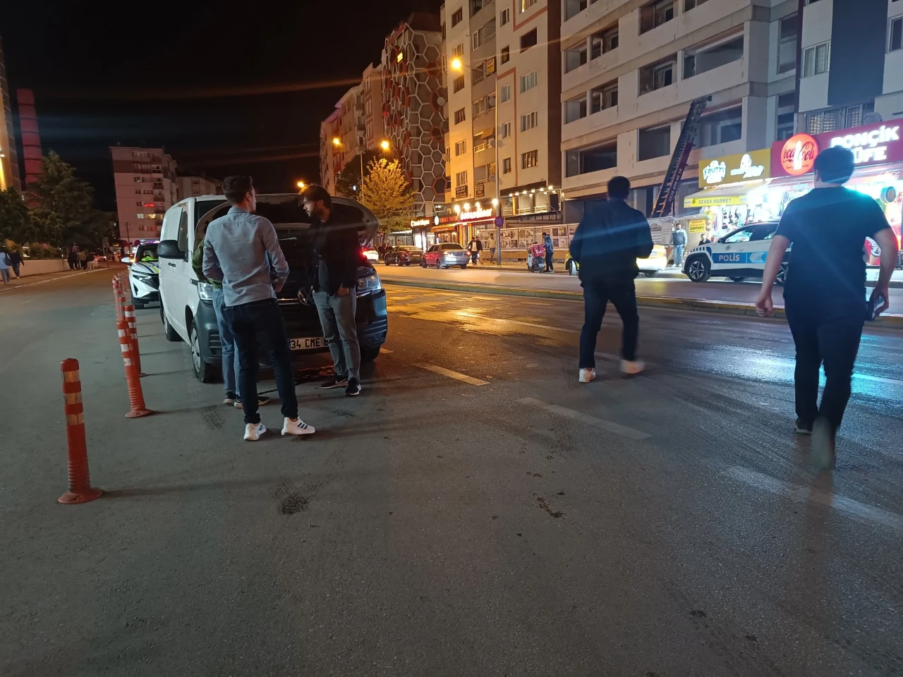 Motosikletli Kurye Zincirleme Kazayı Önlemeye Çalışırken Yaralandı
