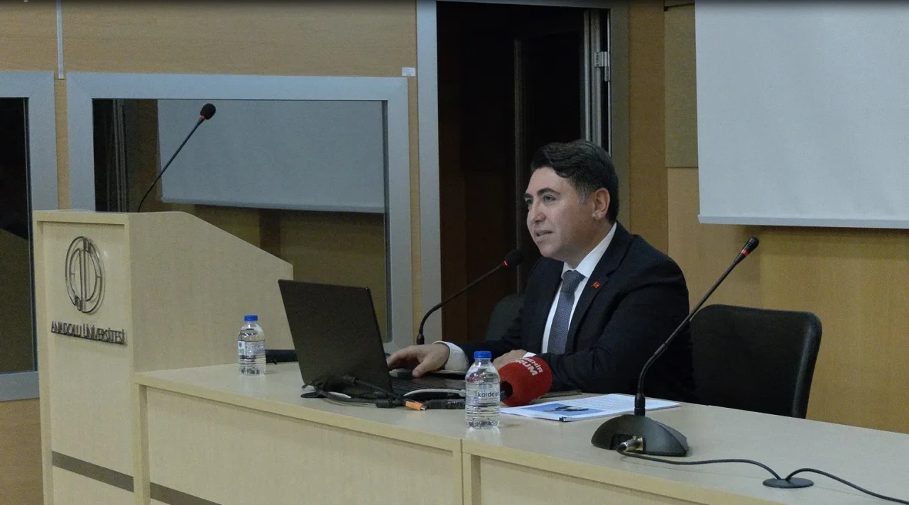 Prof. Dr. Zülfikar Bayraktar’dan “Putin Rusya’sında Dil, Din ve Kültür Politikaları” Konferansı