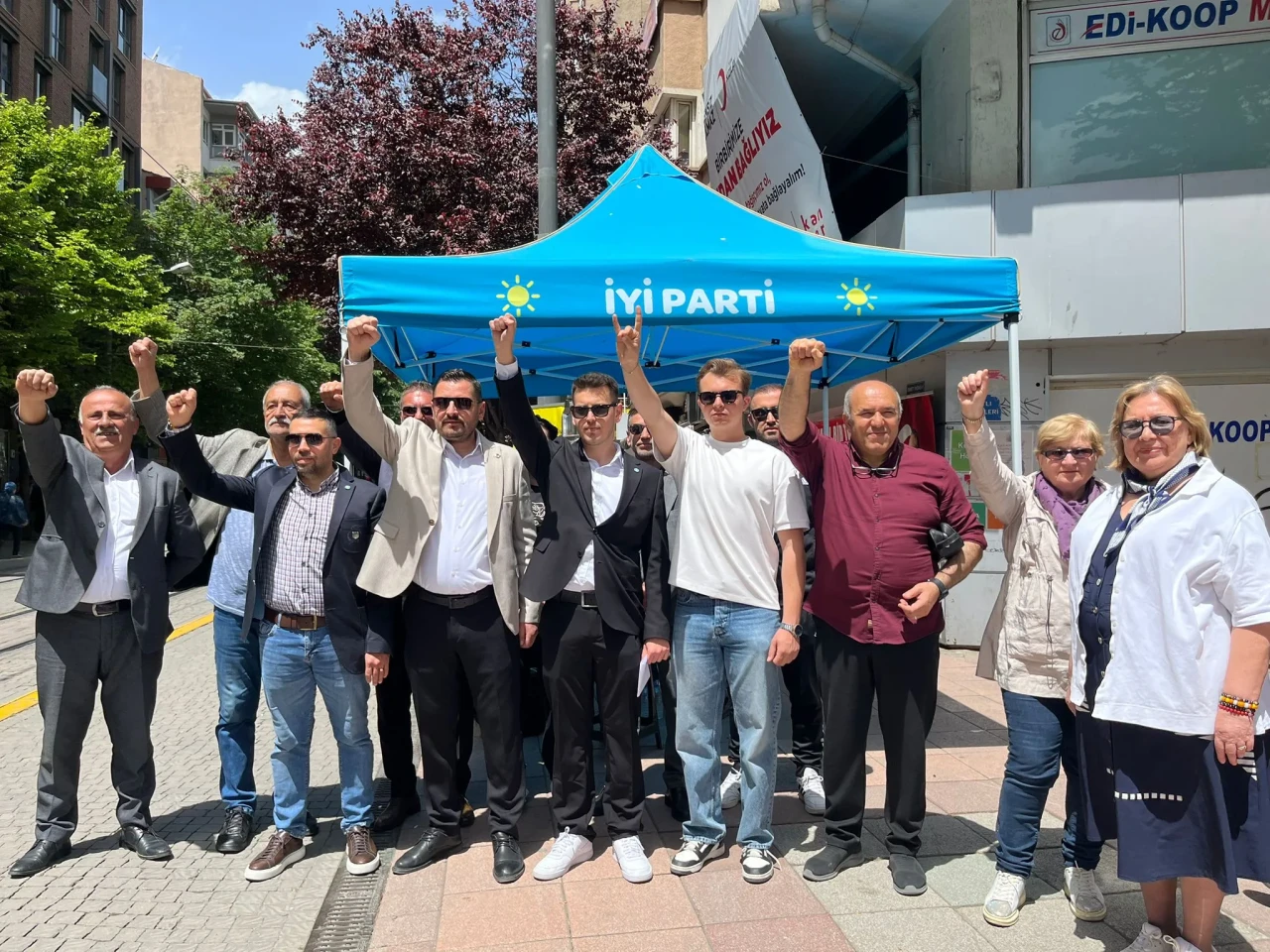İYİ Parti Gençlik Kolları'ndan Cumhuriyet vurgusu: “Bir taraf seçmek zorunlu hale gelmiştir, biz Cumhuriyet’ten yanayız”