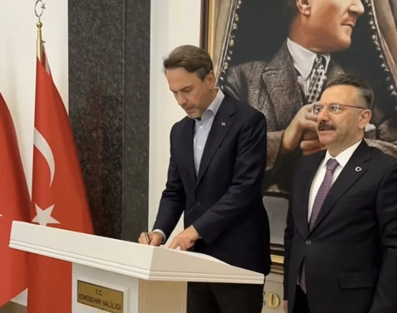 Enerji ve Tabii Kaynaklar Bakanı Alparslan Bayraktar, Eskişehir programına Valilik ziyaretiyle başladı