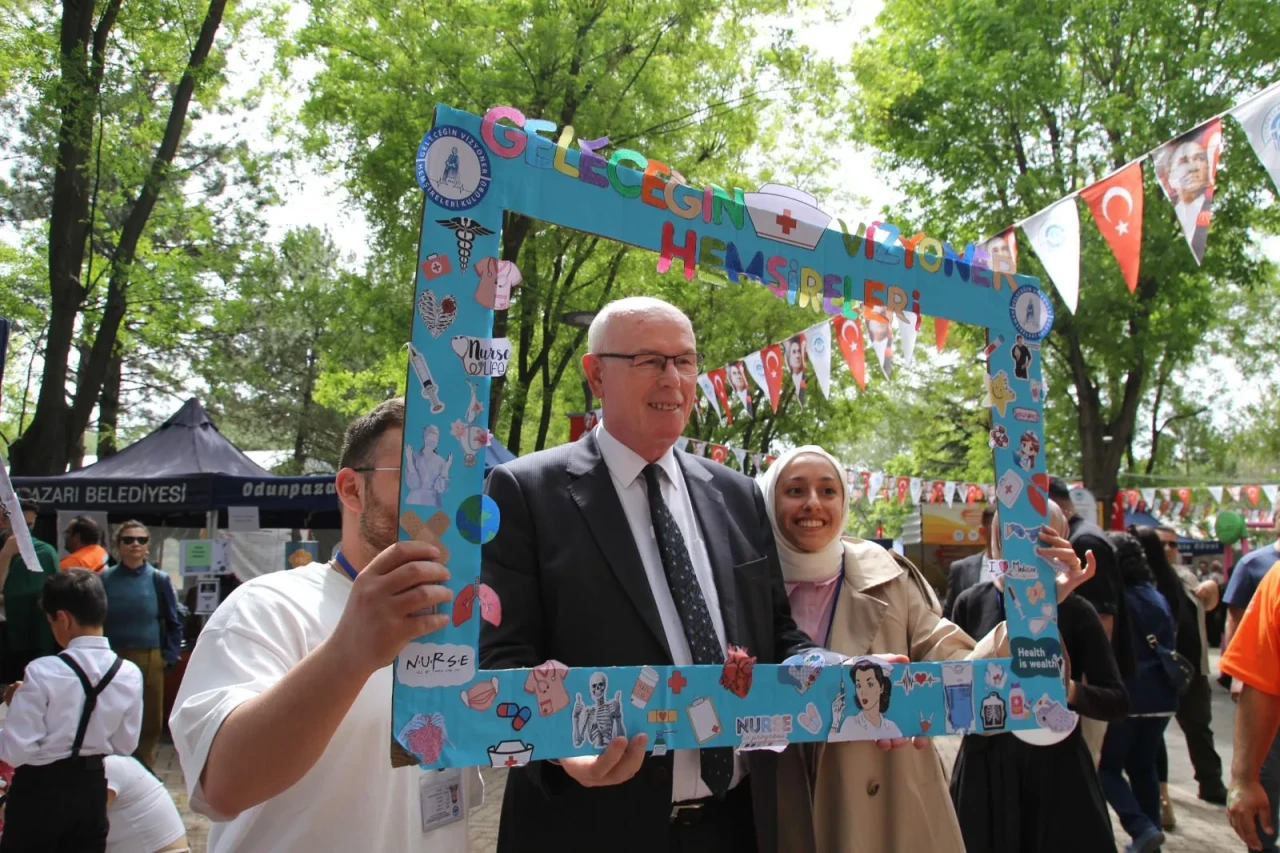 Başkan Kurt 3D Gençlik Festivali'nde stantları tek tek gezdi, gençlerle sohbet etti