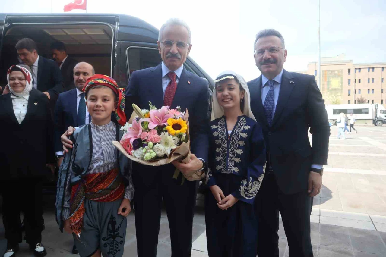 Ulaştırma Bakanı Uraloğlu Eskişehir Valiliği'ni ziyaret ederek bir dizi programa katıldı