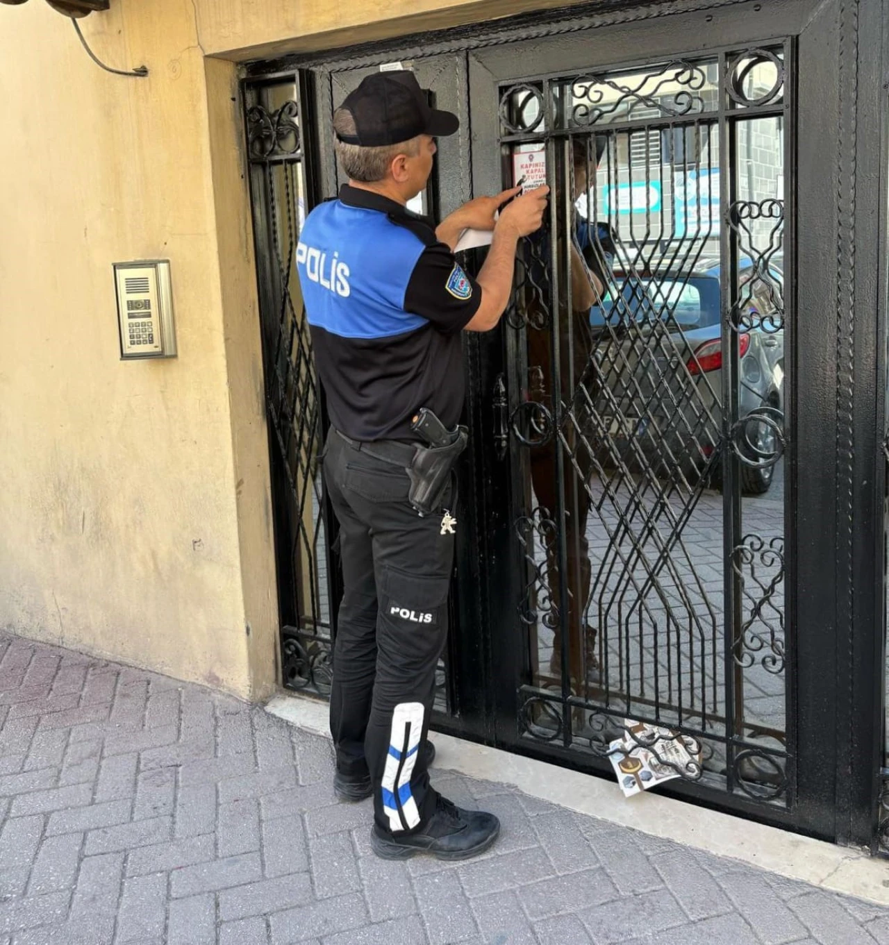 Eskişehir'de binaların giriş kapılarına binlerce etiket yapıştırıldı