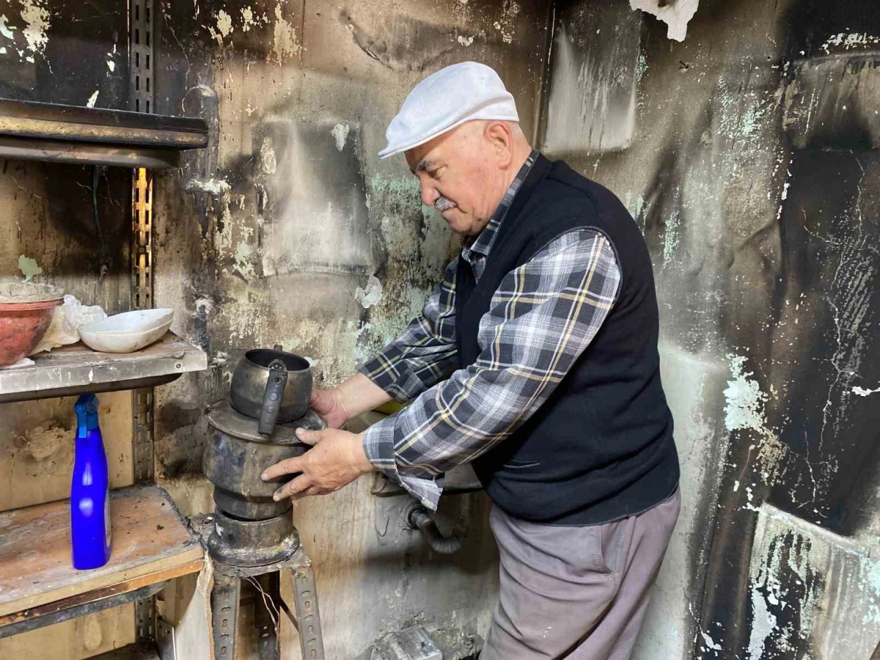 Eskişehir'de emanet dükkanı yanan emekli öğretmen kendisine destek olan vatandaşlara teşekkür etti